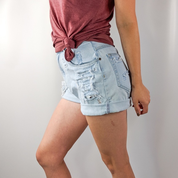 outfits with light wash shorts